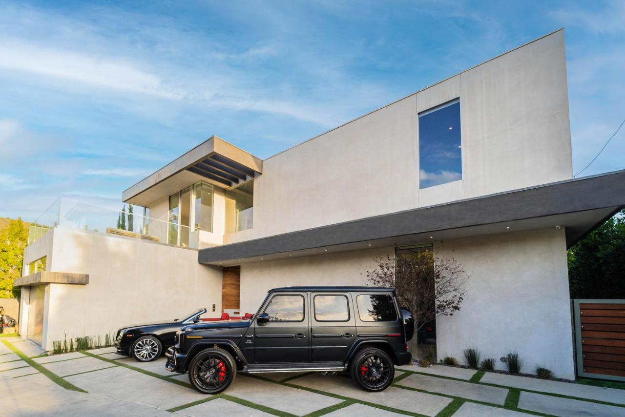 | Hollywood Hills Modern Villa With Explosive Views
