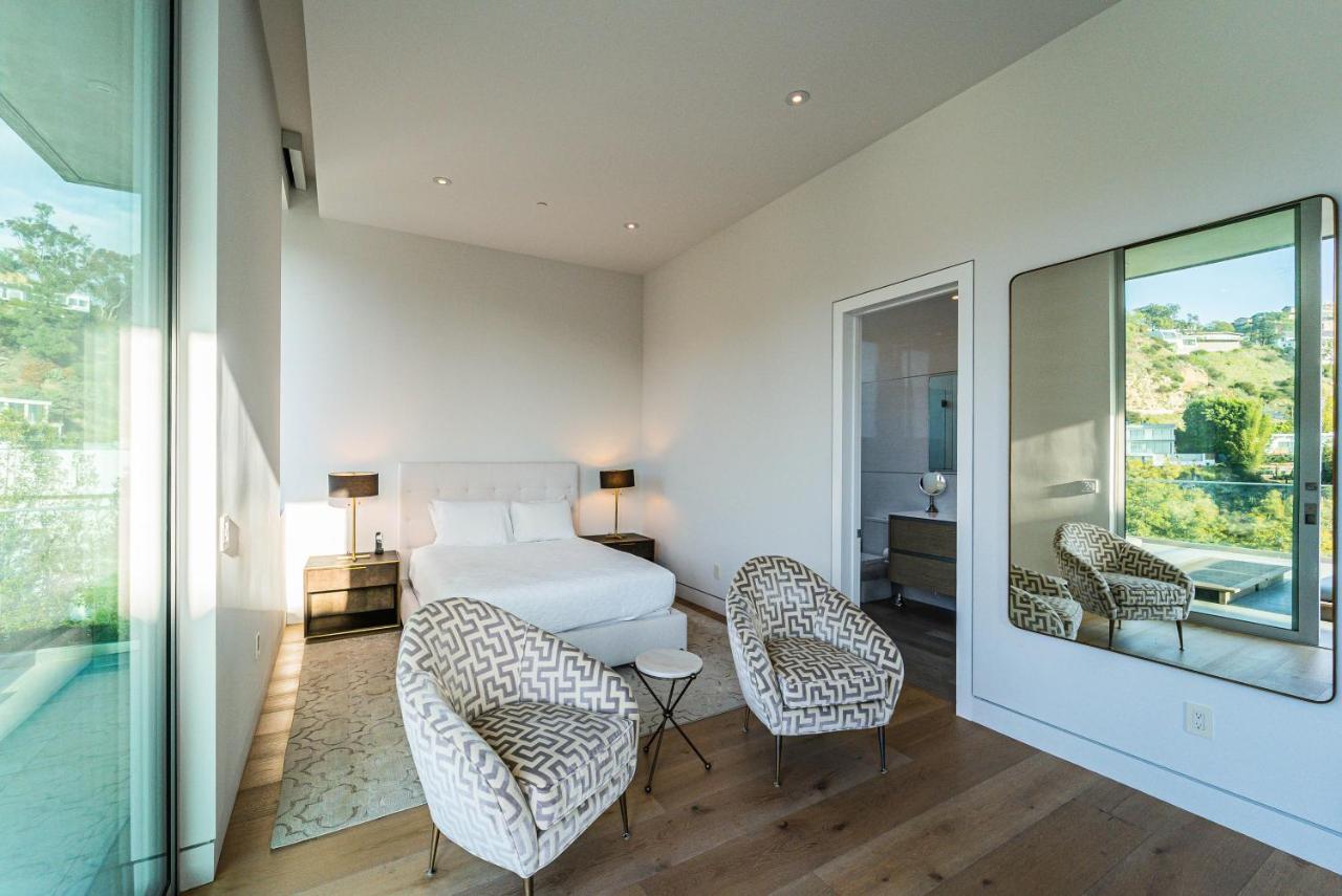 | Hollywood Hills Modern Villa With Explosive Views