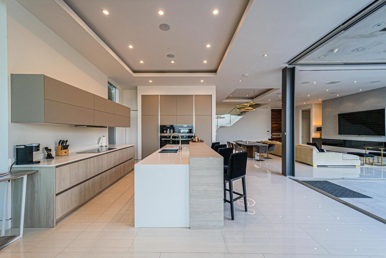 | Hollywood Hills Modern Villa With Explosive Views