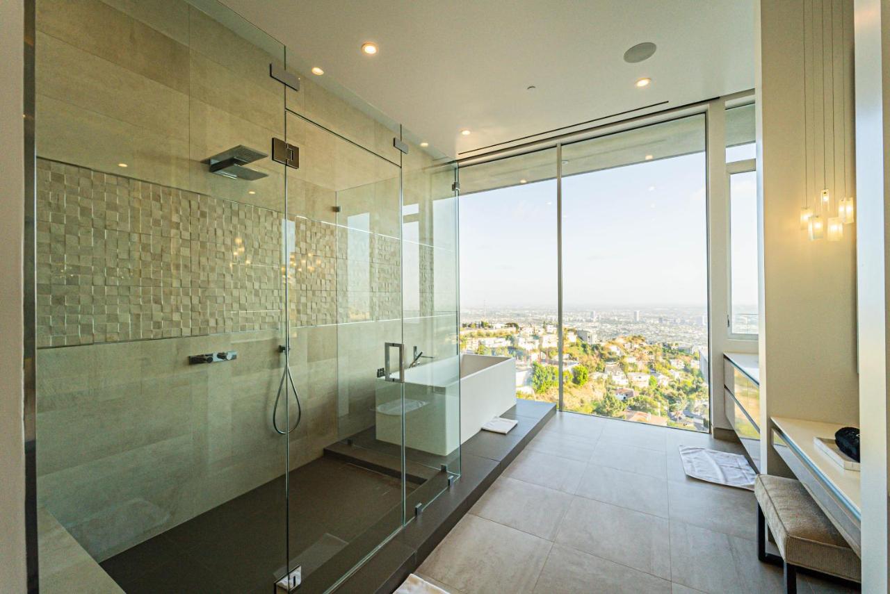 | Hollywood Hills Modern Villa With Explosive Views
