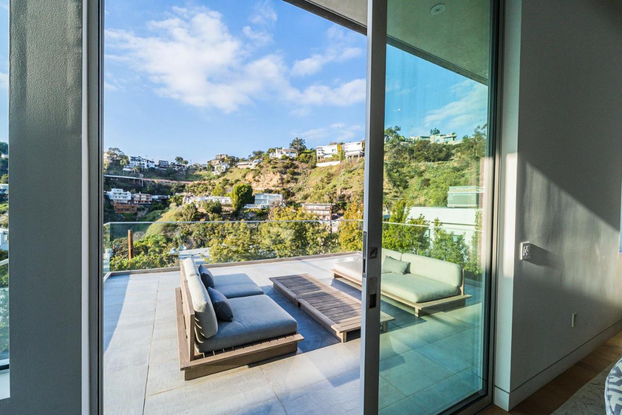 | Hollywood Hills Modern Villa With Explosive Views
