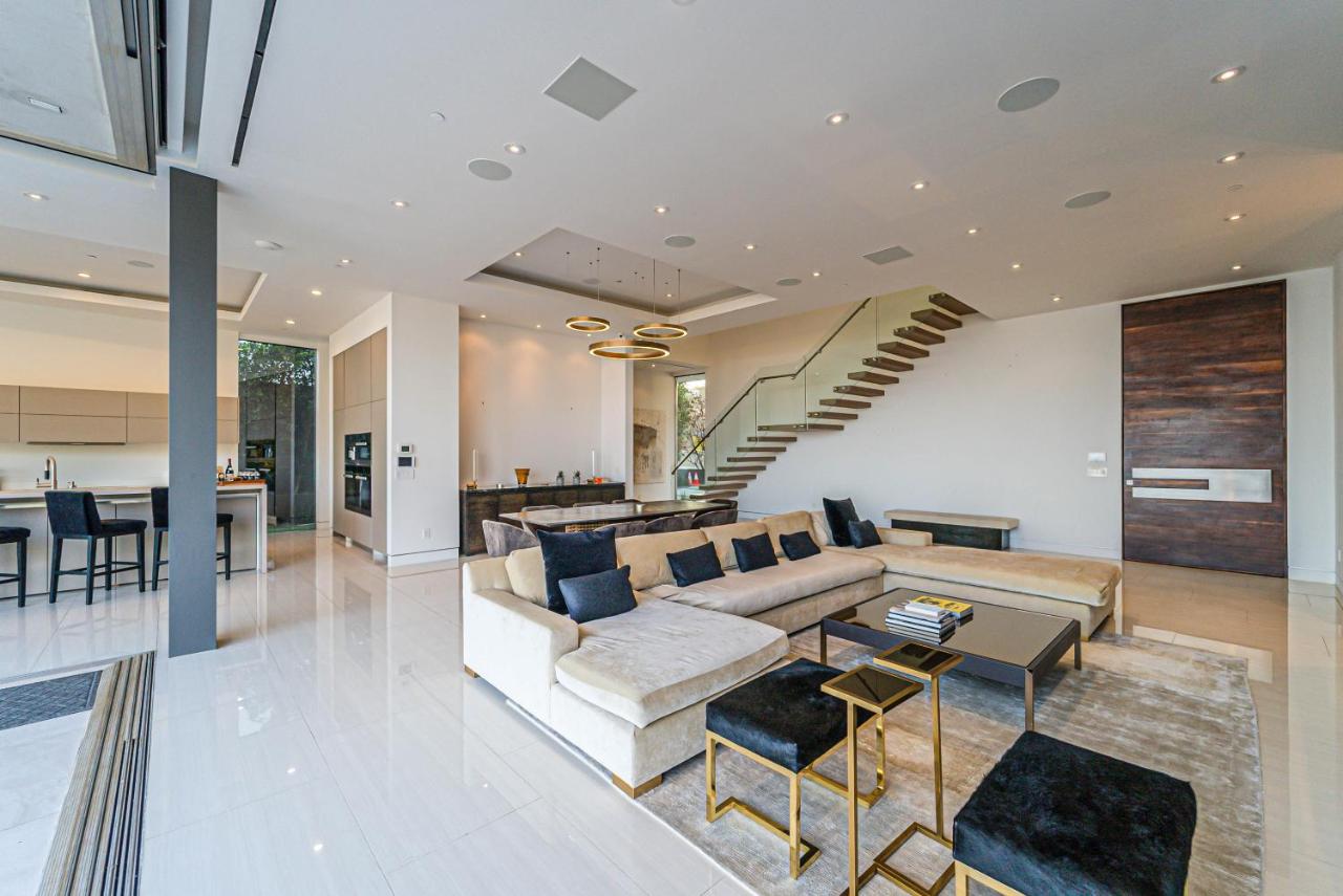 | Hollywood Hills Modern Villa With Explosive Views