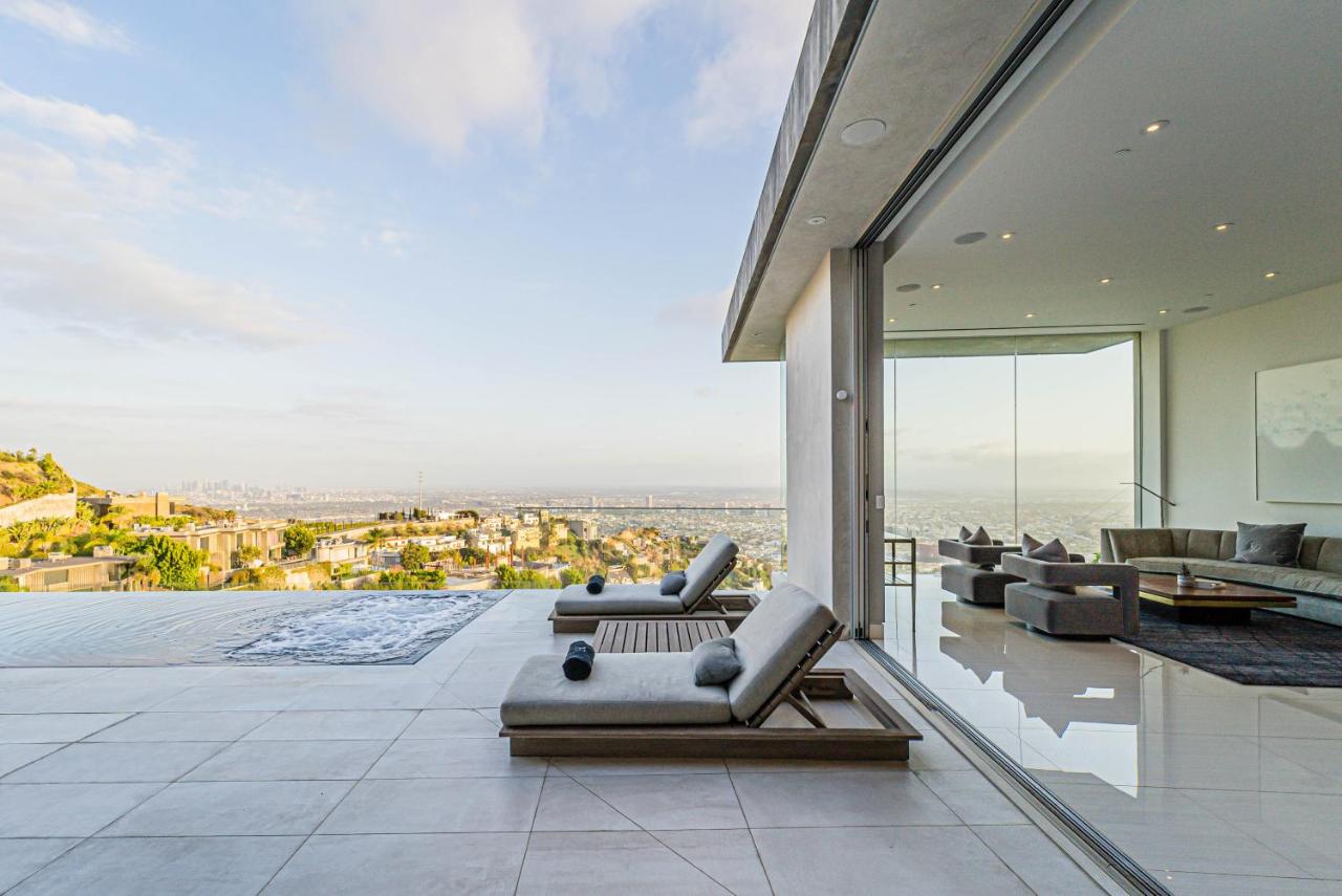| Hollywood Hills Modern Villa With Explosive Views