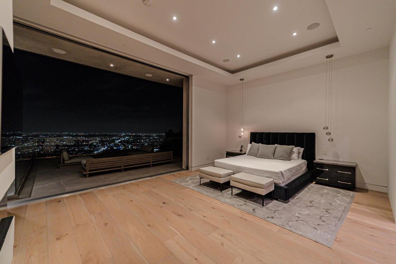  | Hollywood Hills Modern Villa With Explosive Views