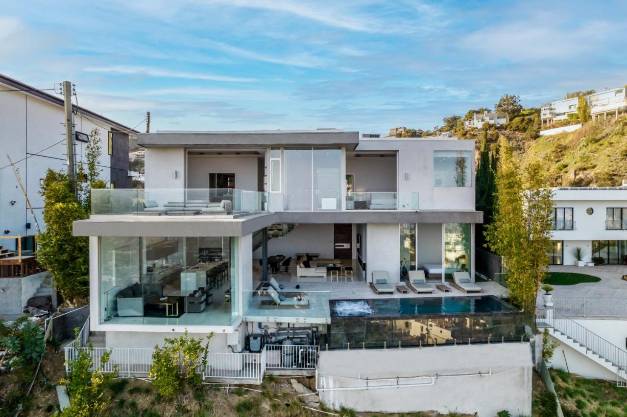 | Hollywood Hills Modern Villa With Explosive Views