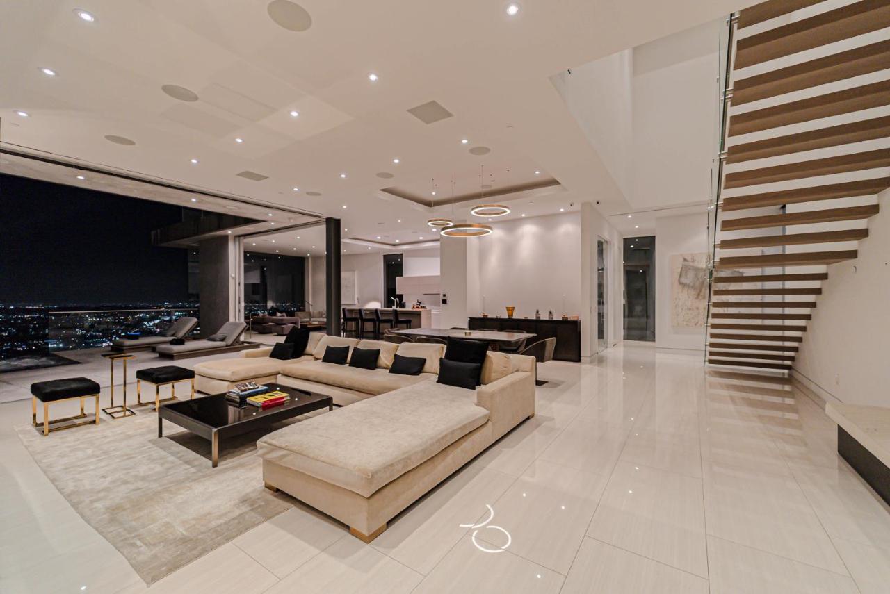 | Hollywood Hills Modern Villa With Explosive Views
