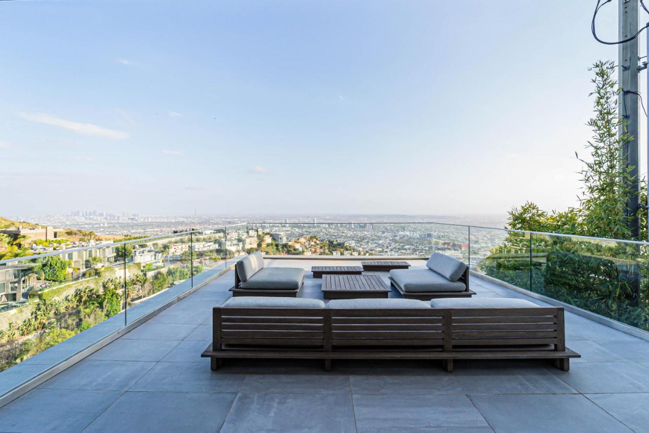 | Hollywood Hills Modern Villa With Explosive Views