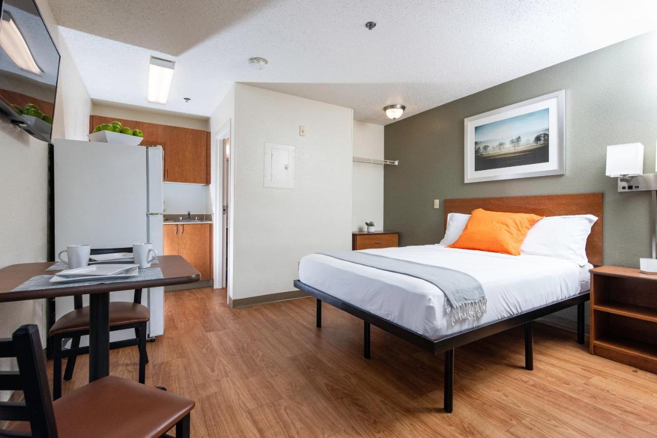 Studio with One Queen Bed Non Smoking at Siegel Select Baton Rouge