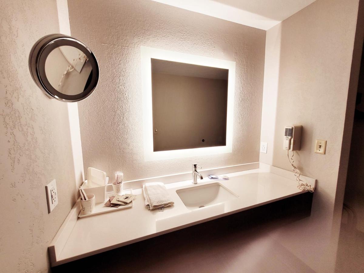Standard Queen Room - Non Smoking at Clarion Pointe Harrodsburg-Danville