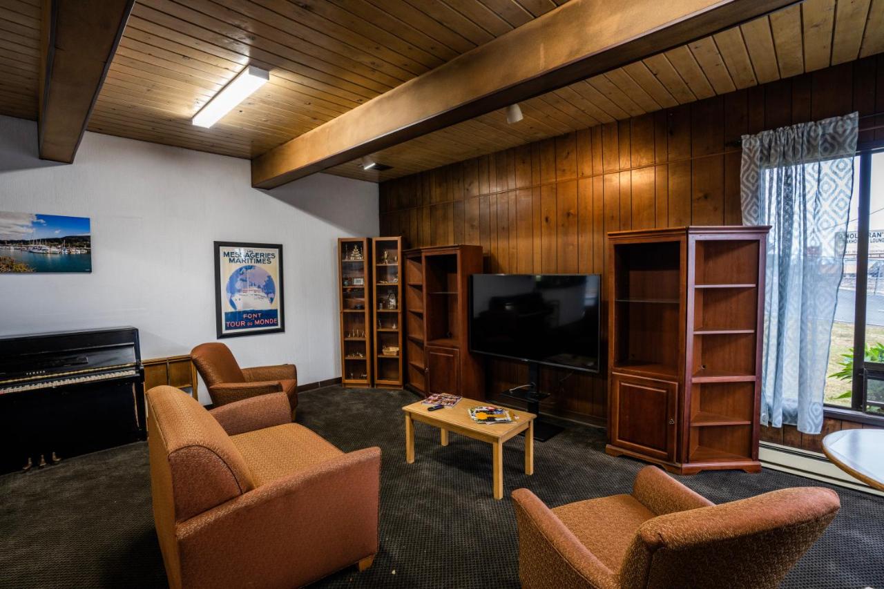 | Blue Coast Inn & Suites