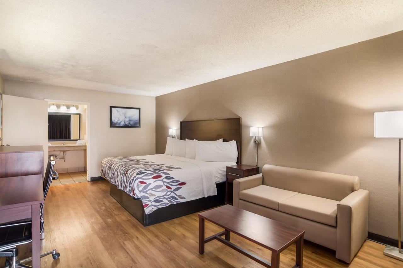 Deluxe King Room Disability Access Non-Smoking at Red Roof Inn Baltimore South - Glen Burnie