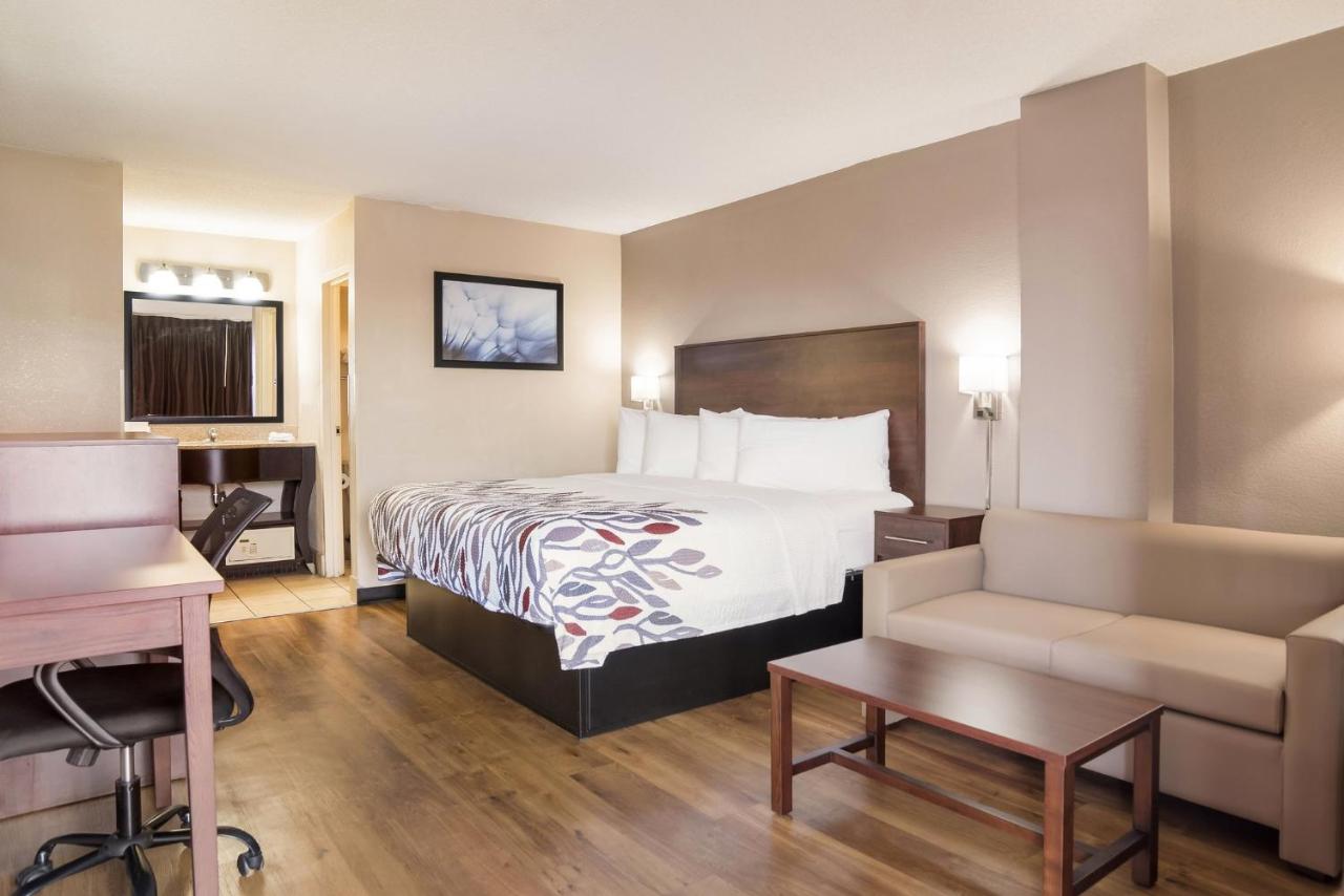 Superior King Room Non-Smoking at Red Roof Inn Baltimore South - Glen Burnie
