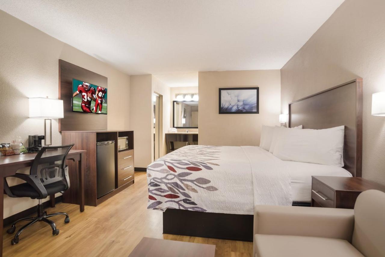 Superior King Room Non-Smoking at Red Roof Inn Baltimore South - Glen Burnie