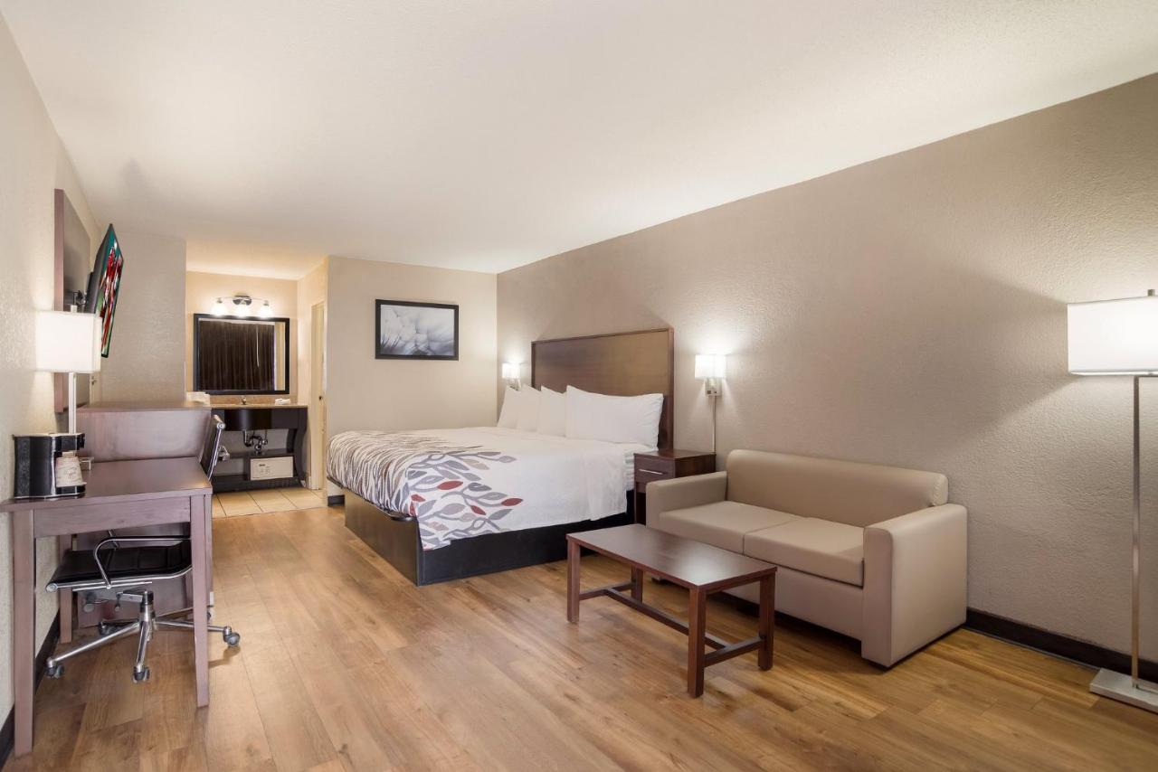 Superior King Room Non-Smoking at Red Roof Inn Baltimore South - Glen Burnie