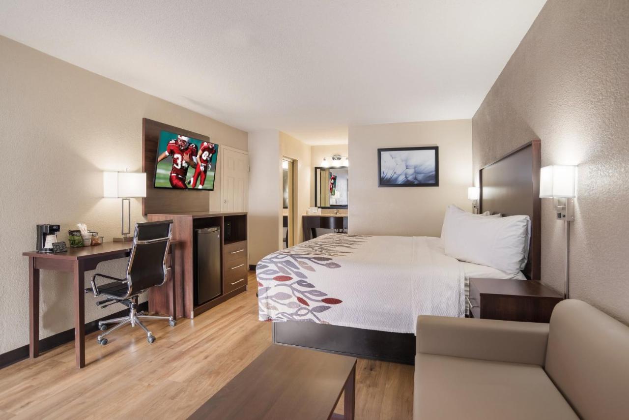 Superior King Room Non-Smoking at Red Roof Inn Baltimore South - Glen Burnie