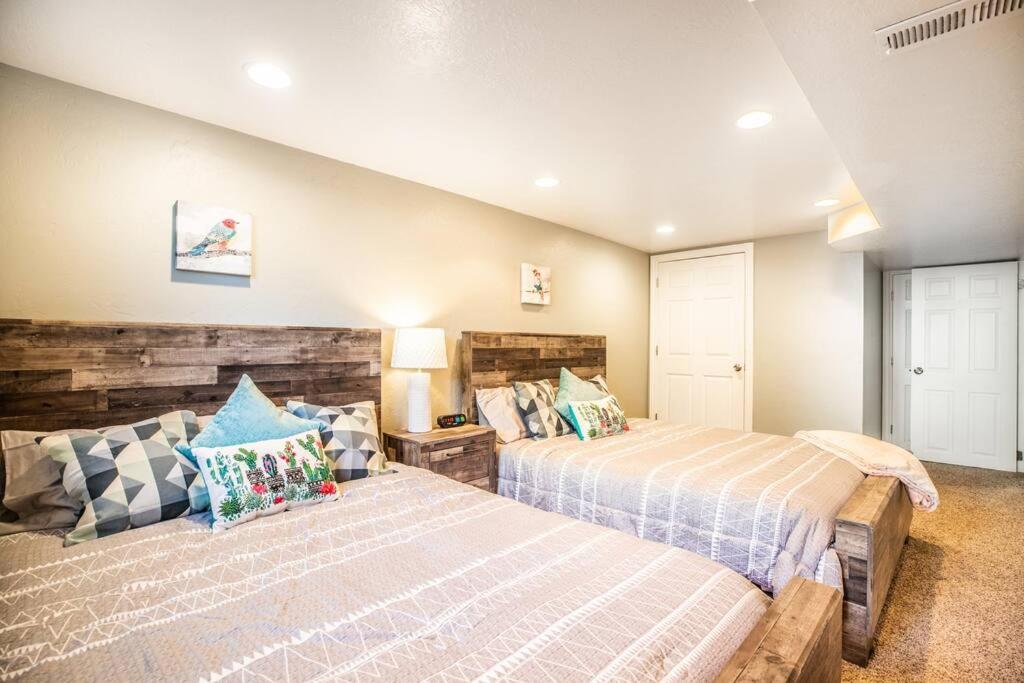 | Sunset Views-Pool Table, Great Access to Mtns/City