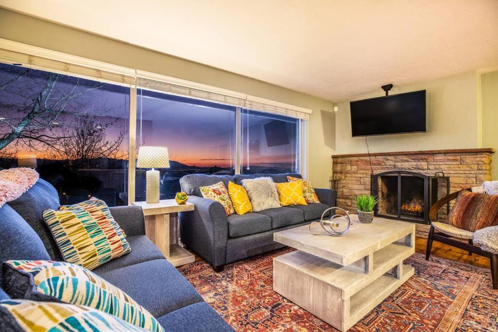  | Sunset Views-Pool Table, Great Access to Mtns/City
