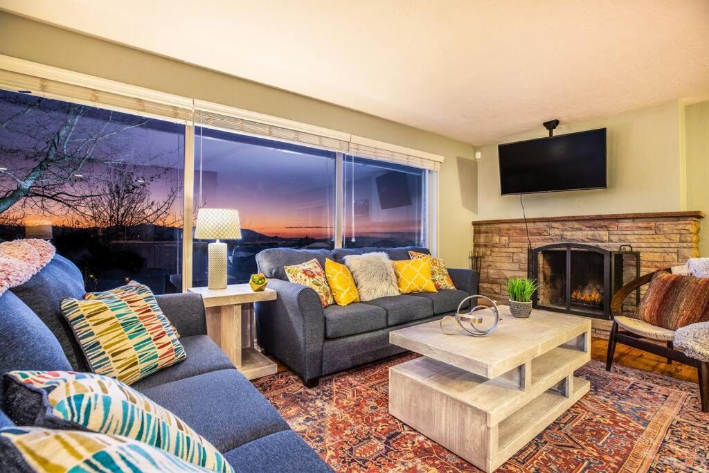 | Sunset Views-Pool Table, Great Access to Mtns/City