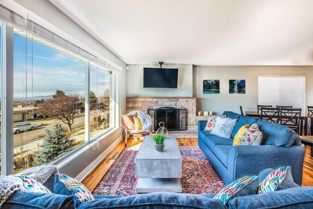 | Sunset Views-Pool Table, Great Access to Mtns/City