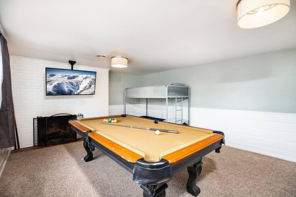 | Sunset Views-Pool Table, Great Access to Mtns/City