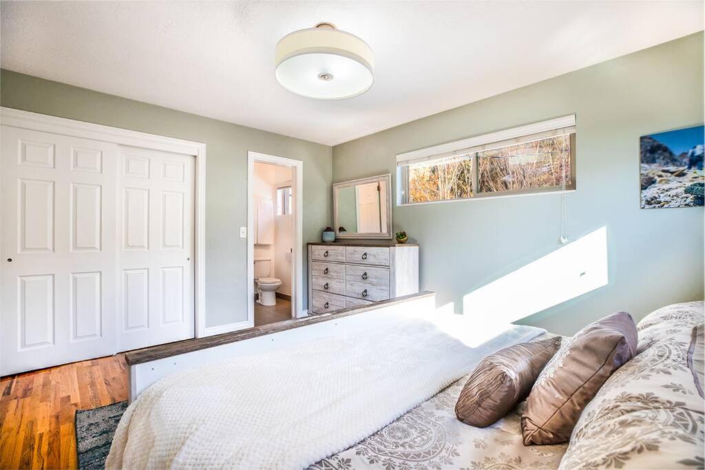 | Sunset Views-Pool Table, Great Access to Mtns/City