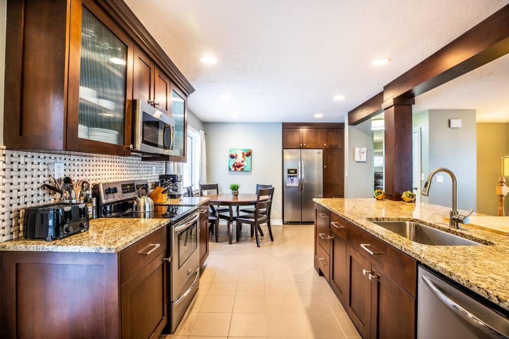 | Sunset Views-Pool Table, Great Access to Mtns/City