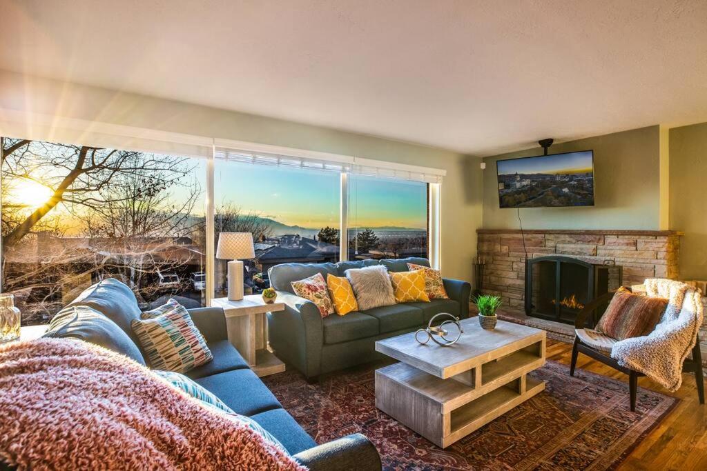 | Sunset Views-Pool Table, Great Access to Mtns/City