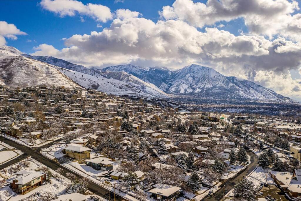 | Sunset Views-Pool Table, Great Access to Mtns/City