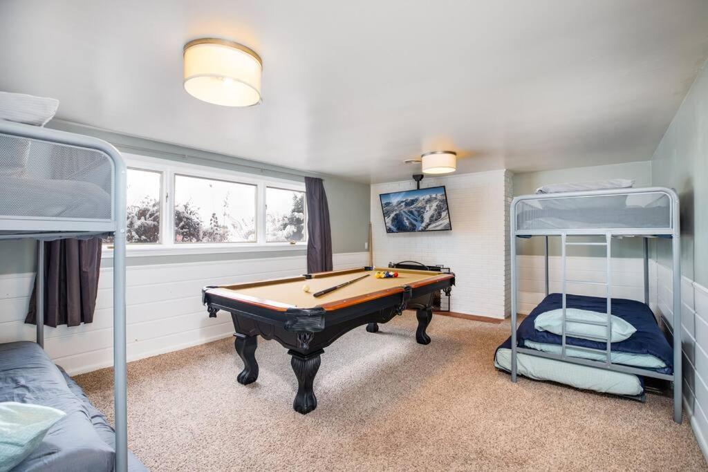 | Sunset Views-Pool Table, Great Access to Mtns/City