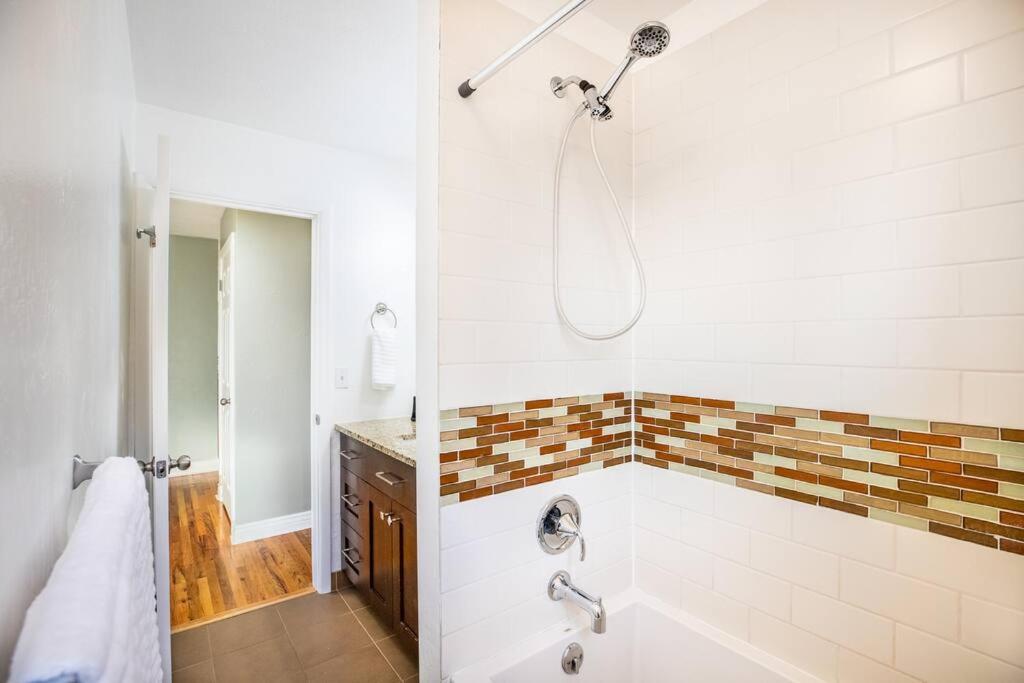 | Sunset Views-Pool Table, Great Access to Mtns/City