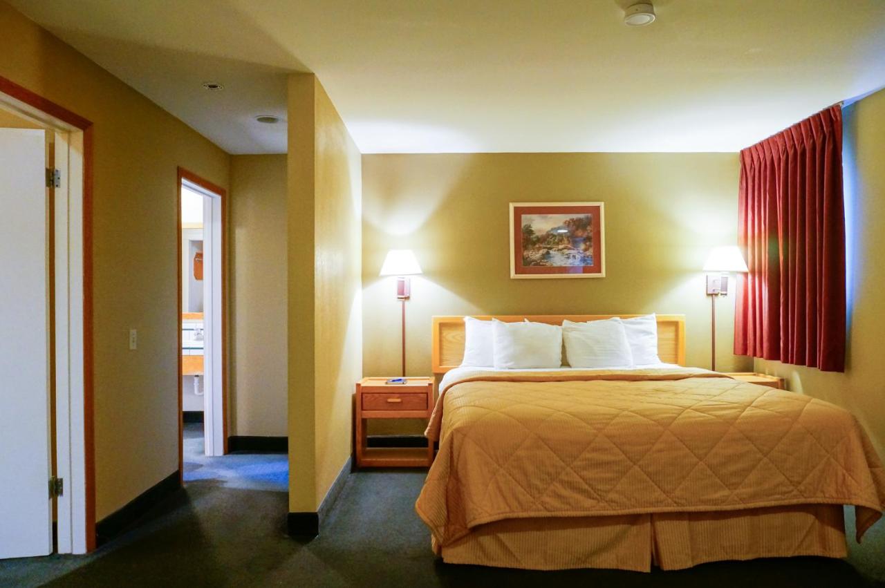 Two-Bedroom Suite (4 Adults) at Lamplighter Inn & Suites