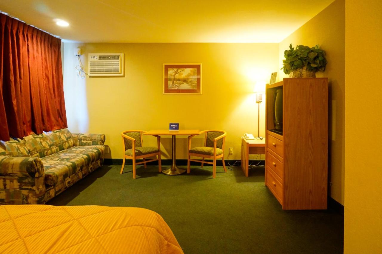 Two-Bedroom Suite (4 Adults) at Lamplighter Inn & Suites