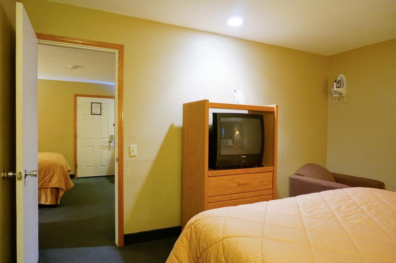 Two-Bedroom Suite (4 Adults) at Lamplighter Inn & Suites