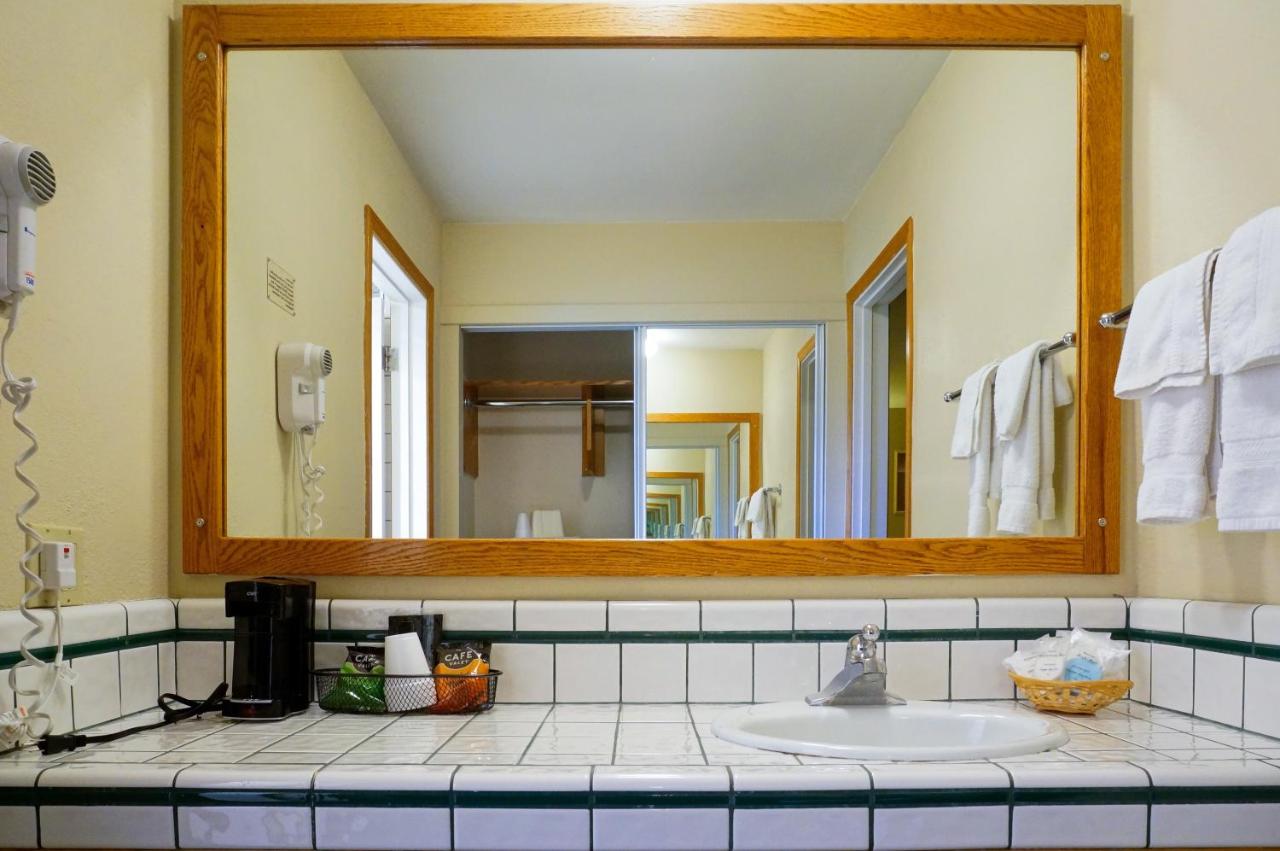 Family Two-Bedroom Suite at Lamplighter Inn & Suites