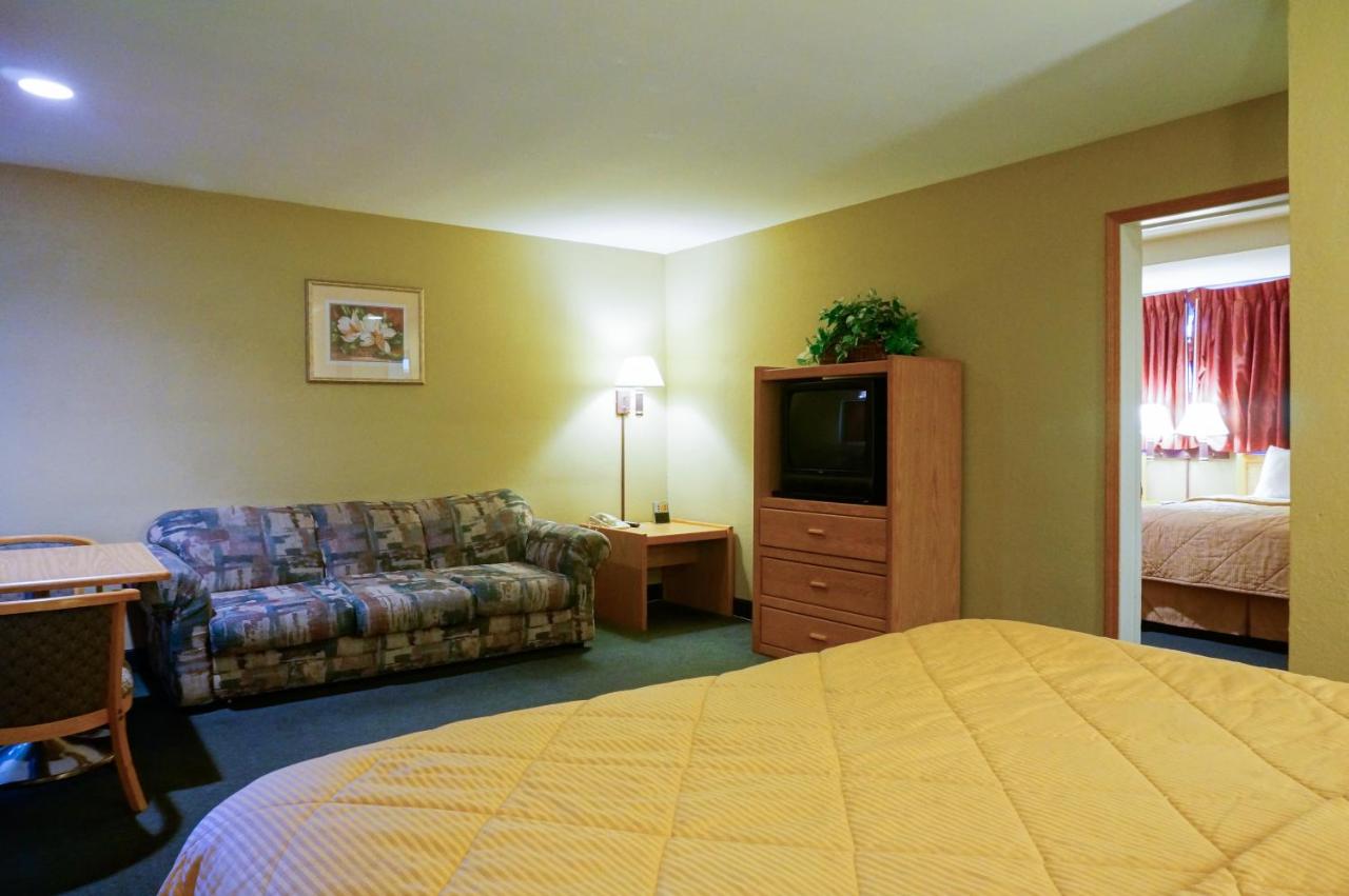 Family Two-Bedroom Suite at Lamplighter Inn & Suites