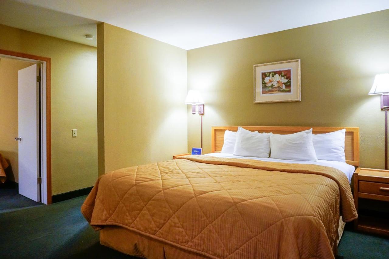 Family Two-Bedroom Suite at Lamplighter Inn & Suites
