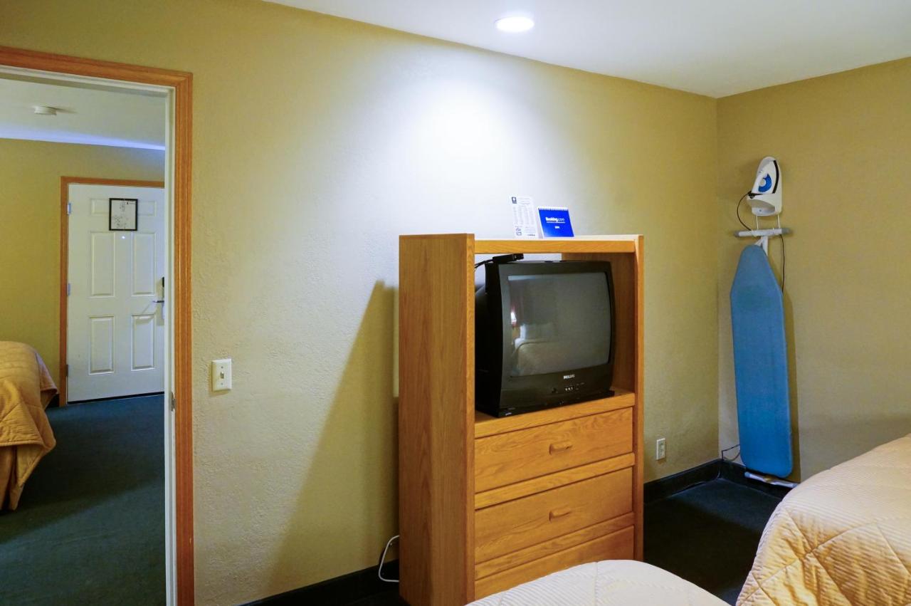 Family Two-Bedroom Suite at Lamplighter Inn & Suites