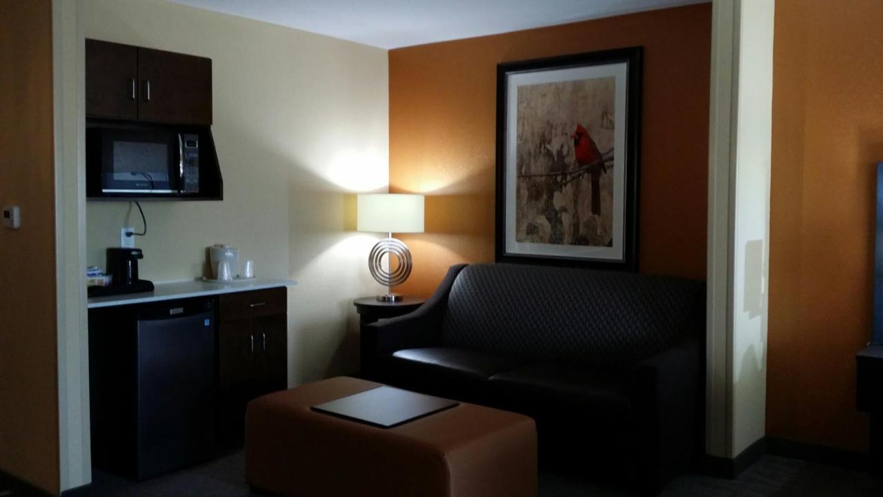 | Holiday Inn Express & Suites St Louis Airport, an IHG Hotel