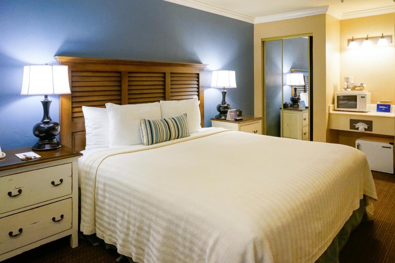 Deluxe King Room at Sand Pebbles Inn