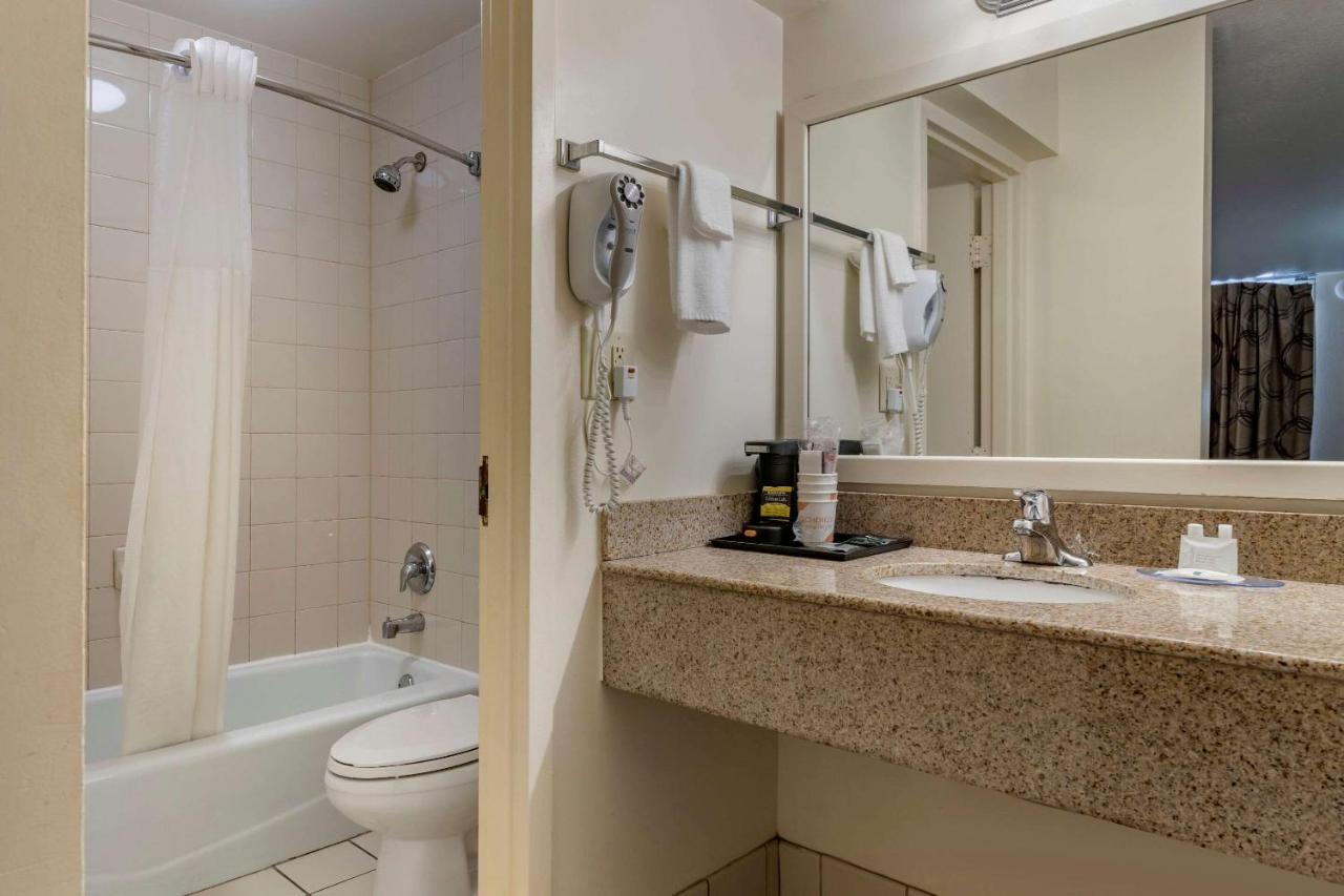 King Room - Non-Smoking at Quality Inn At Town Center