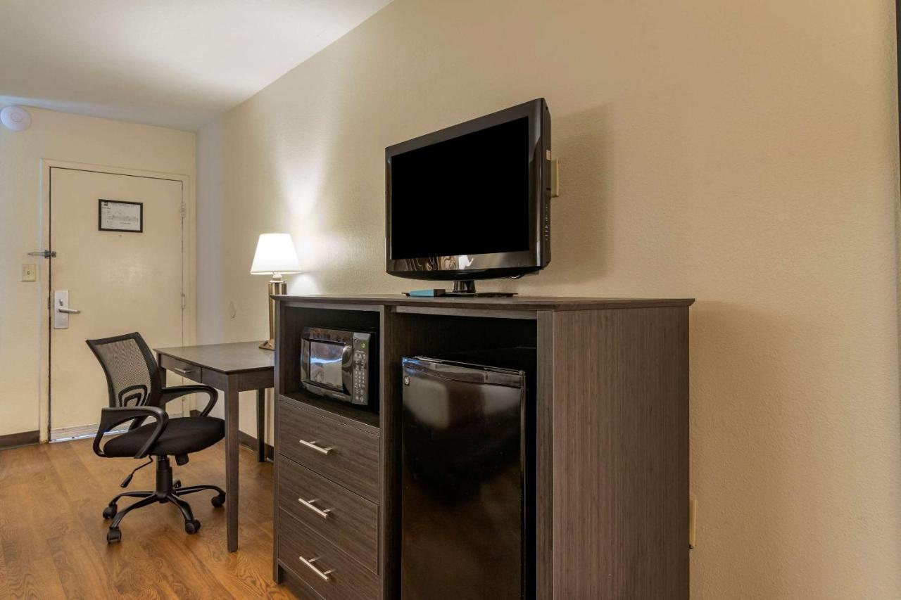 Double Room with Two Double Beds - Non-Smoking/Pet Friendly at Quality Inn At Town Center
