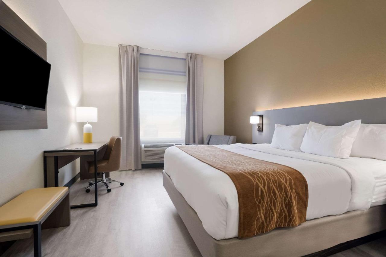 King Suite - Accessible/Non-Smoking at Comfort Inn & Suites Victoria North