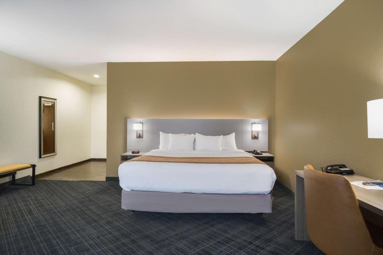 King Room with Whirlpool - Accessible/Non-Smoking at Comfort Inn & Suites Victoria North