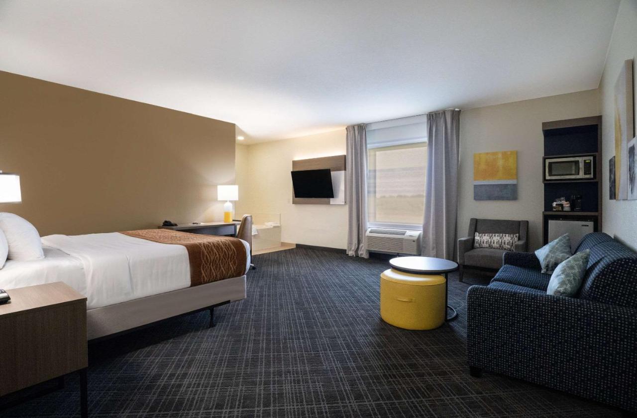 King Room with Whirlpool - Accessible/Non-Smoking at Comfort Inn & Suites Victoria North