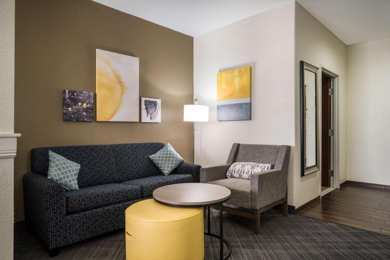 King Suite - Non-Smoking at Comfort Inn & Suites Victoria North