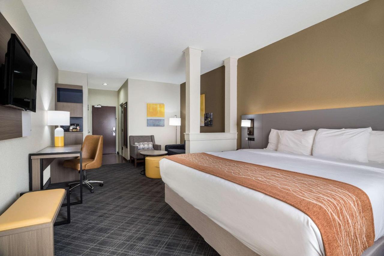 King Suite - Non-Smoking at Comfort Inn & Suites Victoria North