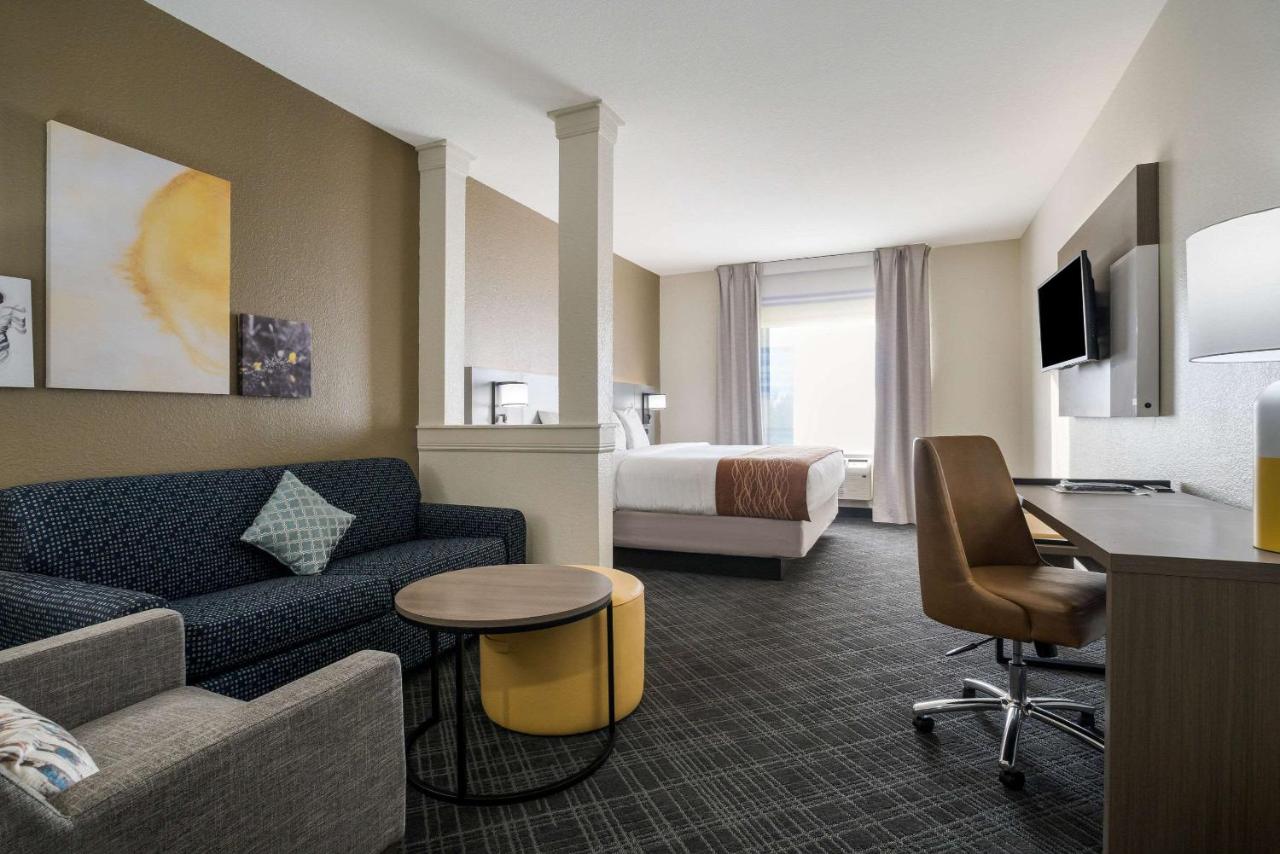 King Suite - Non-Smoking at Comfort Inn & Suites Victoria North