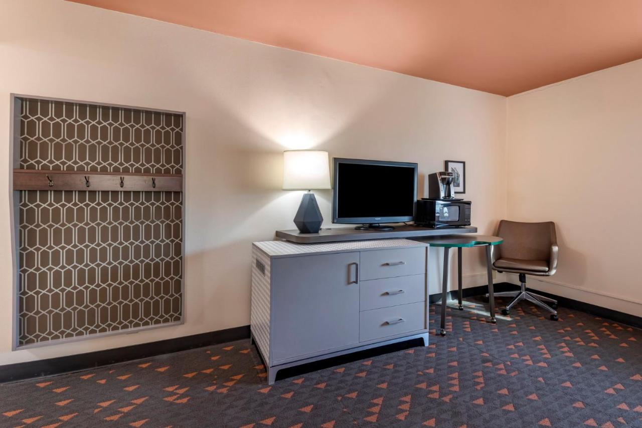 King Room - Hearing Accessible - Roll-in Shower at Holiday Inn Bangor by IHG