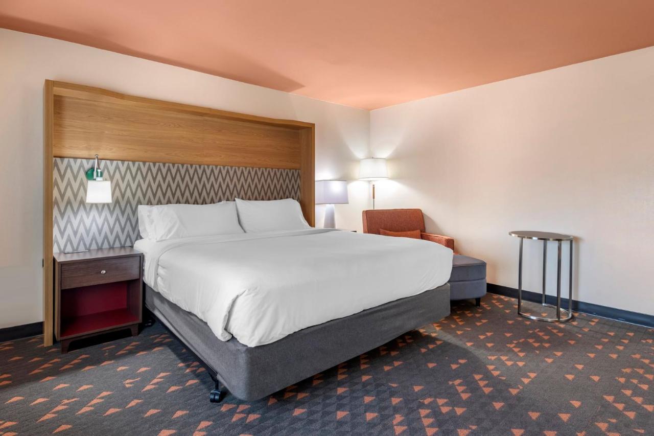 King Room - Hearing Accessible - Roll-in Shower at Holiday Inn Bangor by IHG