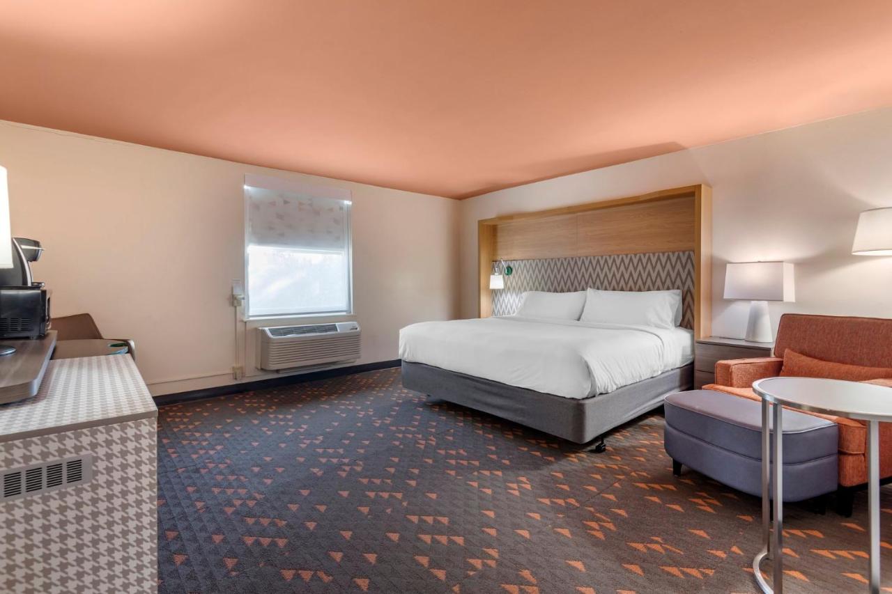 King Room - Hearing Accessible - Roll-in Shower at Holiday Inn Bangor by IHG